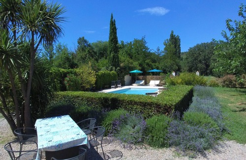 Le Thoronet Villa | Nice country house Longo Maï with swimming pool and private canoes on the river