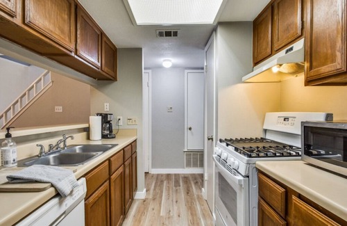 East Oak Hill House | Nice, Cozy Home 7 Minutes From Downtown, The Oaks