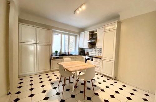 Ville Haute Apartment | Nice Flat in the heart of the City