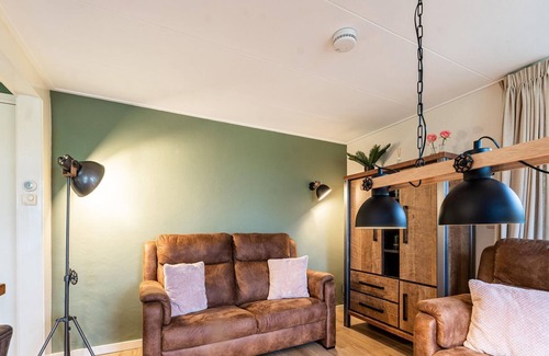 Municipality of Epe House | Nice holiday home in Emst with wellness and garden house