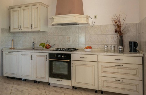Orihi House | Nice home in Barban with kitchen