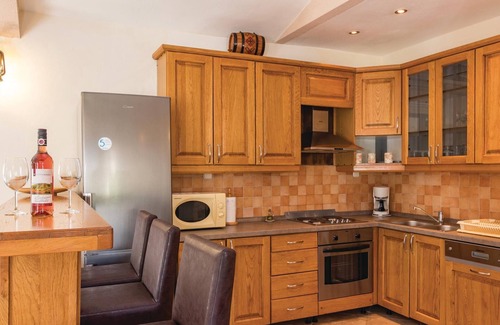 Valtura House | Nice home in Pula with kitchen