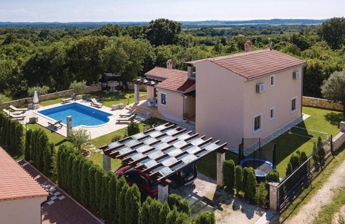 Valtura House | Nice home in Pula with kitchen