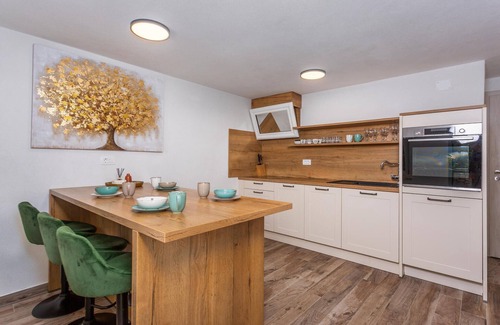 Smrika House | Nice home in Smrika with kitchen