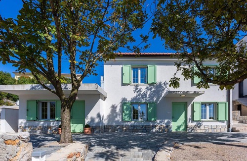 Smrika House | Nice home in Smrika with kitchen