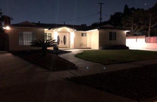 Fullerton House | Nice house 10 minutes away to Disneyland or Knotts