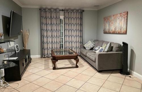 Fullerton House | Nice house 10 minutes away to Disneyland or Knotts