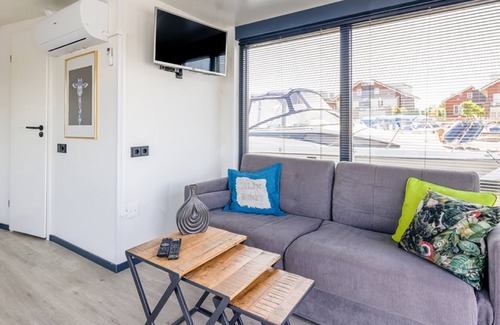Municipality of Uitgeest Boat Rental | Nice houseboat in central location