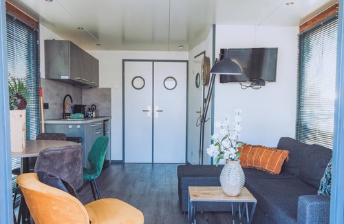 Municipality of Uitgeest Boat Rental | Nice houseboat in central location