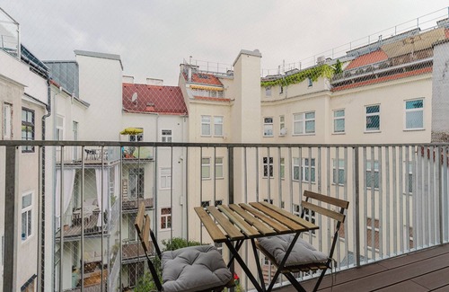 Weißgerber Apartment | Nice Landstraße Studio w/Washer & Balcony, by Blueground