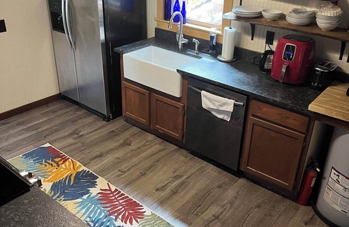 Southmont House | Nice little cabin at the lake. Full House. Hot tub, pet-Friendly!
