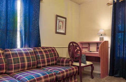 East Durham House | Nice Private Room near bus line @ Briggs room B