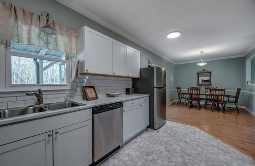 Union Mills House | Nice quiet keyless entry home just 25 min to Lake Lure & Chimney Rock with barn