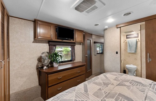 Disston Heights House | Nice spacious RV queen bed plus rollaway twin mattress