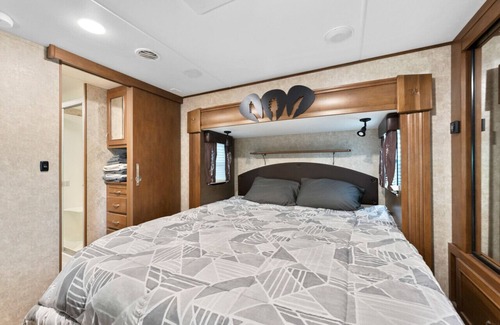 Disston Heights House | Nice spacious RV queen bed plus rollaway twin mattress