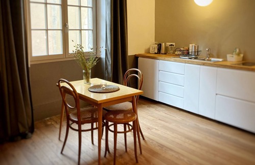 Cluny Apartment | Nice studio in the historic center with garden