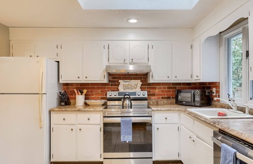 West Hyannisport House | Nice Three bedroom close to Craigville Beach
