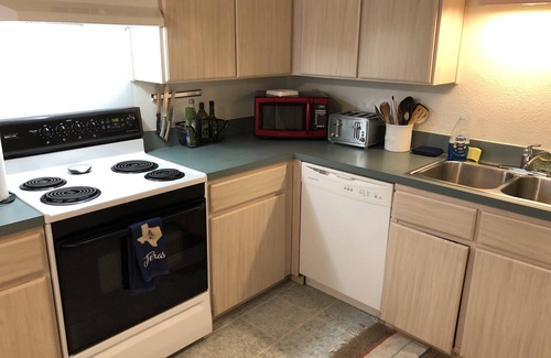 Grand Prairie House | Nice Townhouse 2 Bedrooms, Great Beds! Clean & Comfy! HDTVs, Central Location!