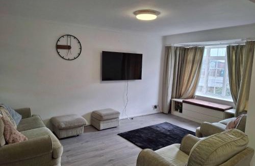 Staines House | Nicely decorated 3 bedroom house near Heathrow, London