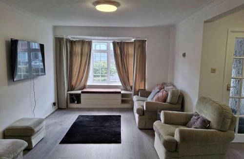 Staines House | Nicely decorated 3 bedroom house near Heathrow, London