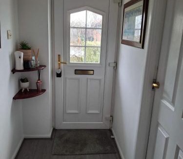 Staines House | Nicely decorated 3 bedroom house near Heathrow, London