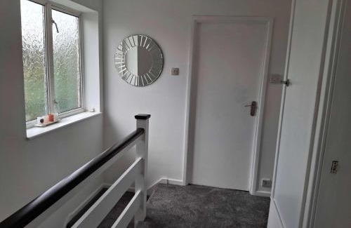 Staines House | Nicely decorated 3 bedroom house near Heathrow, London
