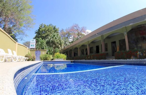 Potrero House | Nicely Priced Hotel Room With 2 Beds in Potrero With Pool - TV and AC