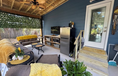 Fort Walton Beach - Destin House | Niceville FL Charming 2-bedroom house with WiFi, AC OUTDOOR kitchen and LR