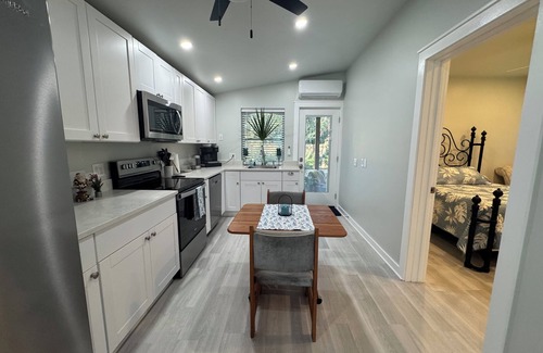 Fort Walton Beach - Destin House | Niceville FL Charming 2-bedroom house with WiFi, AC OUTDOOR kitchen and LR