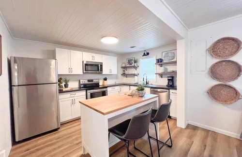 Mountain View House | Niche on Main ~Walk to the Square!