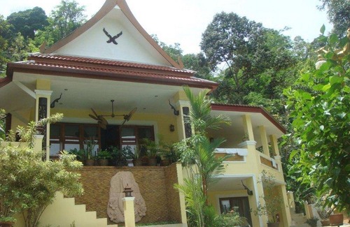 Ban Sakhu Villa | Niche villa on a mountainside with infinity pool