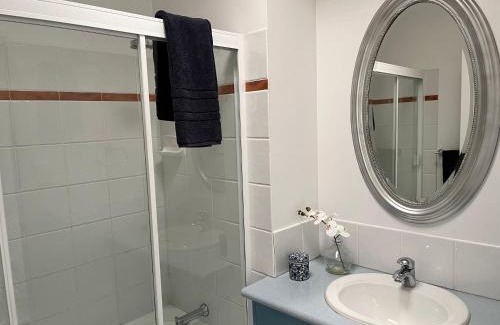 Gordon Park House | Nicole Guest House - Deluxe Room & Private Bathroom 6kms from Brisbane City