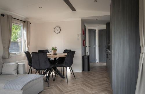 Heinkenszand Ski Chalet | Nieuw chalet in Zeeland met omheinde tuin & airco VP089