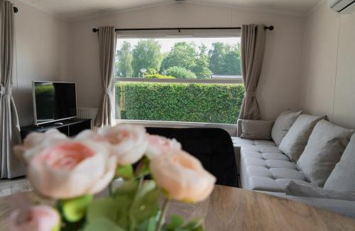 Heinkenszand Ski Chalet | Nieuw chalet in Zeeland met omheinde tuin & airco VP089