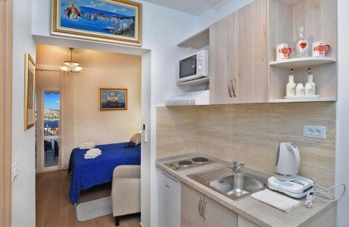 Gruz Apartment | Nika Family Apartments - Comfort Studio Apartment with Balcony and Sea View A4