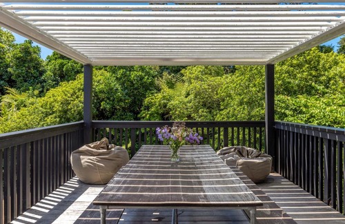 Waiheke Island House | Nikau Grove - Onetangi Holiday Home
