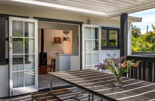 Waiheke Island House | Nikau Grove - Onetangi Holiday Home