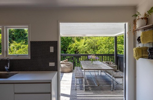 Waiheke Island House | Nikau Grove - Onetangi Holiday Home