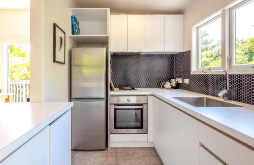Waiheke Island House | Nikau Grove - Onetangi Holiday Home