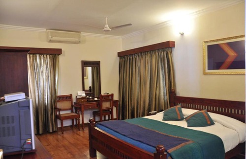 Raja Annamalai Puram Hotel | Niketana @ Boat Club