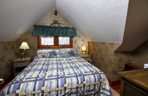 Plymouth House | Nine Bedroom, pet friendly Located between Okemo and Killington with a hot tub Chestnut Farm