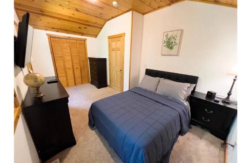 Wisconsin Dells House | Nine mins from Down Town Wisconsin Dells. Pet Friendly, Private Area