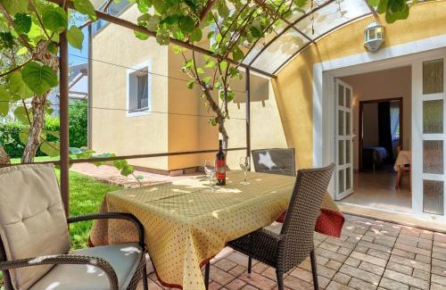 Gulici House | Nino with Shared Pool