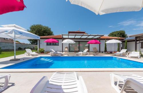 Gulici House | Nino with Shared Pool