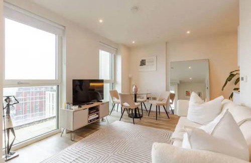 Shepherd's Bush Apartment | Niru Experience Skyview Penthouse