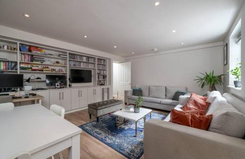 Redcliffe Apartment | Niru Experience Stunning Duplex Apt