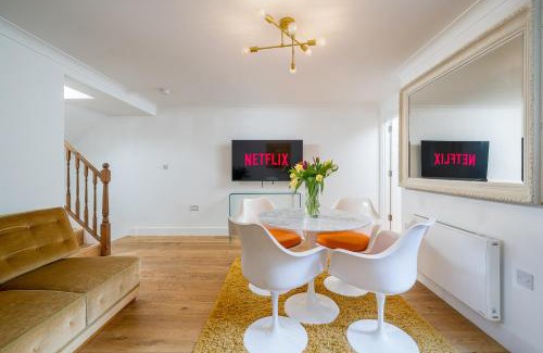 Little Venice Apartment | Niru Experience Stylish Garden Getaway