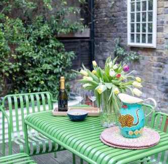 Little Venice Apartment | Niru Experience Stylish Garden Getaway