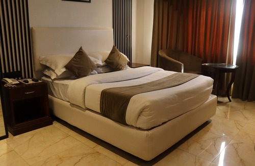 Noida Hotel | Nirula's Hotel