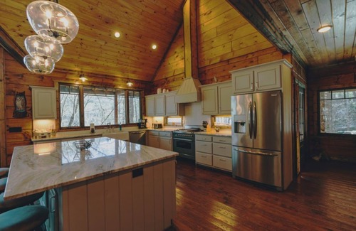 Topton Cabin | Nite Owl-Luxury Log Cabin Rental, Outdoor Fire Pit, Fire Place, High Speed Internet, Hot Tub, Pool Table, Open Concept- Nantahala NC